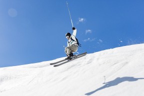 中国足球职业联赛裁判员执法规范持续加强，足球裁判员管理办法