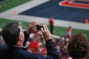 詹姆斯新纪录引全球媒体纷纷报道，詹姆斯最新